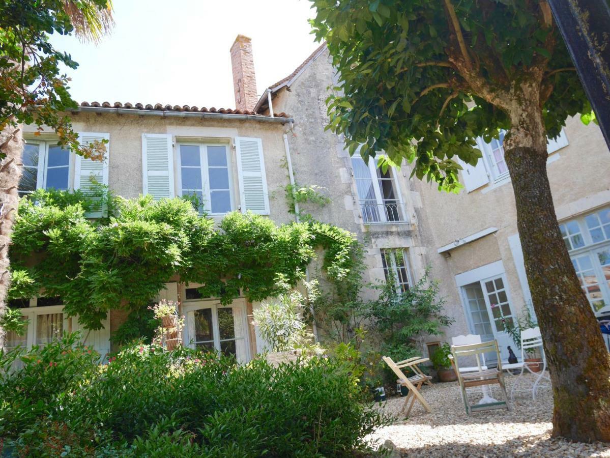 Bed and Breakfast L'Arbre D'Ange Montmorillon Esterno foto